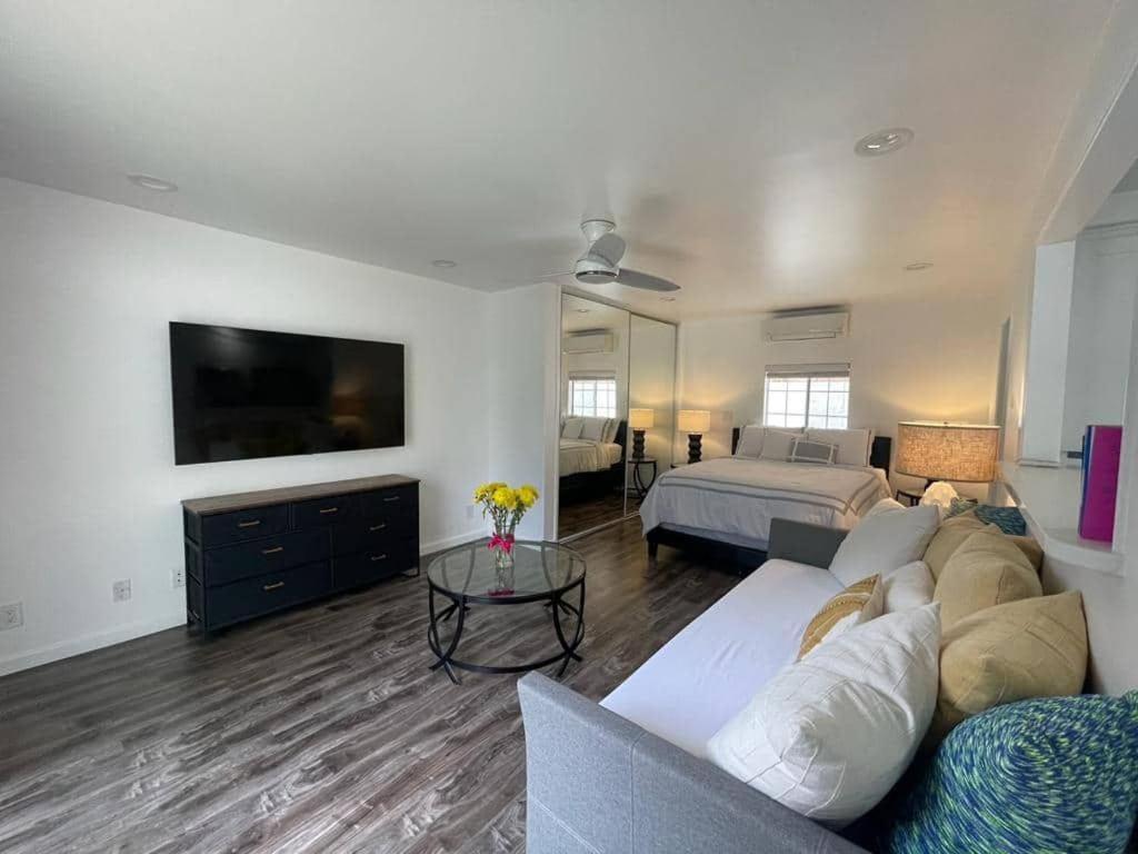 Charming Bright Traditional Home In Sherman Oaks Los Angeles Bagian luar foto